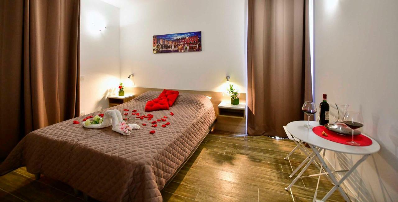 Welcome Traveller Divine Cecile Garda  Exterior photo