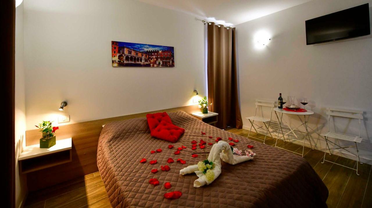 Welcome Traveller Divine Cecile Garda  Exterior photo